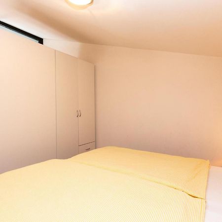 1 Bedroom Cozy Apartment In Jadranovo Eksteriør bilde