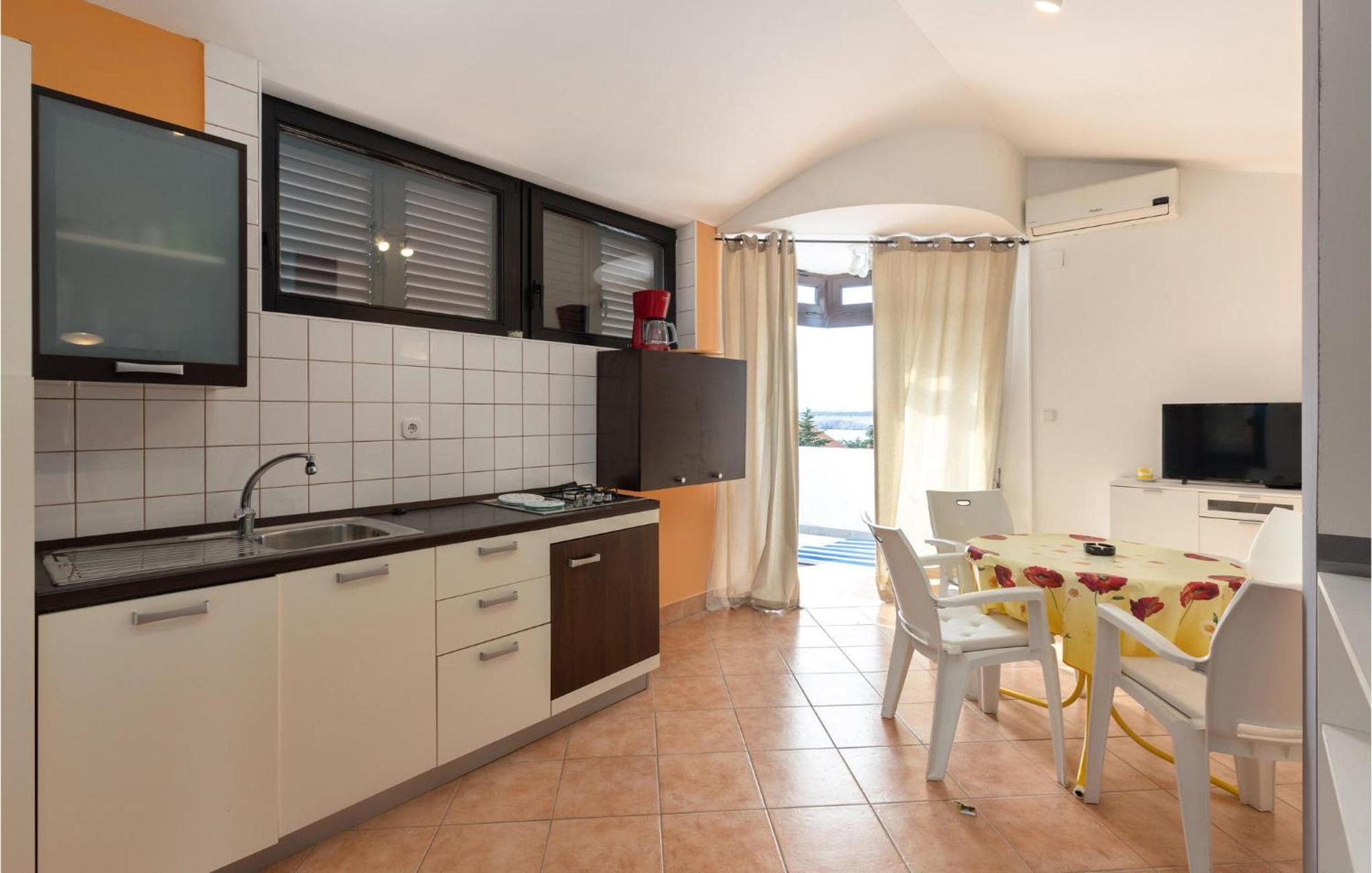 1 Bedroom Cozy Apartment In Jadranovo Eksteriør bilde